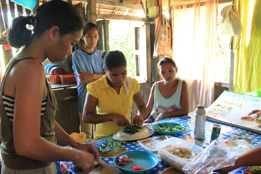 Women prepare nutritious food as part of PD-Hearth.