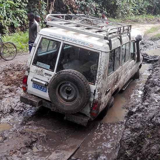 A Jeep battles through mud in the Kampene Health Zone. (Photo by Jean-Claude Mboma/IMA World Health)