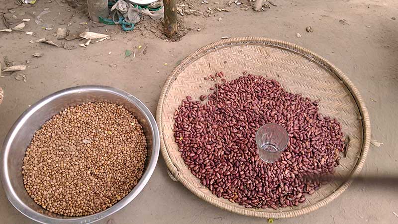 Peanuts being sold in the market in Alunguli, Maniema in November 2017. They are an important nutrient in the nutrition planning. (Photo by Joseph Mbuyi/IMA World Health)