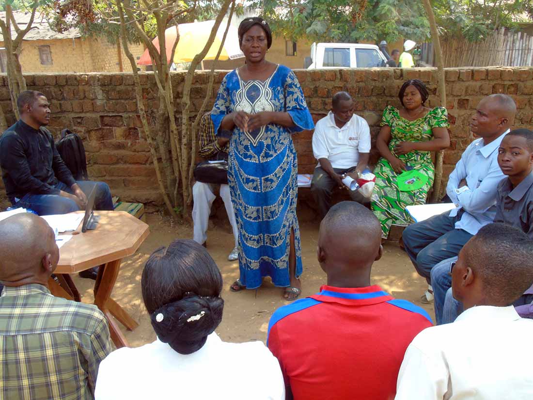 Clémentine Mioma Riziki, Data Manager and Communication spokesperson for the Provincial Division for the Ministry of Health in Maniema, presents the concept of the hotline in the health area of Kasuku II in Kindu on August 14, 2018.
