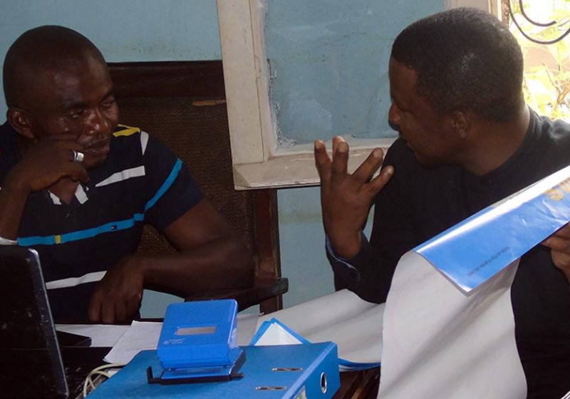 meeting-about-hotline Olivier Cianyi, IMA Hotline Dispatcher, explains the concept of Hotline to Gérard Abeli, Secretary for civil society group Citizens’ Center, in Kindu on August, 20, 2018.